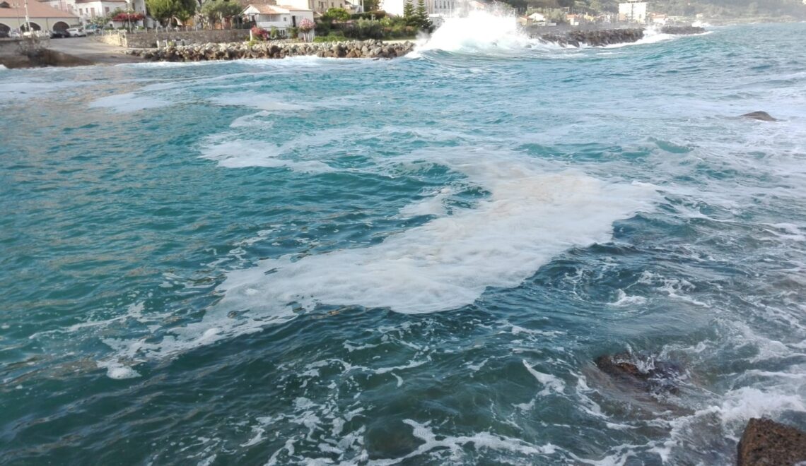 Mare sporco a Pizzo