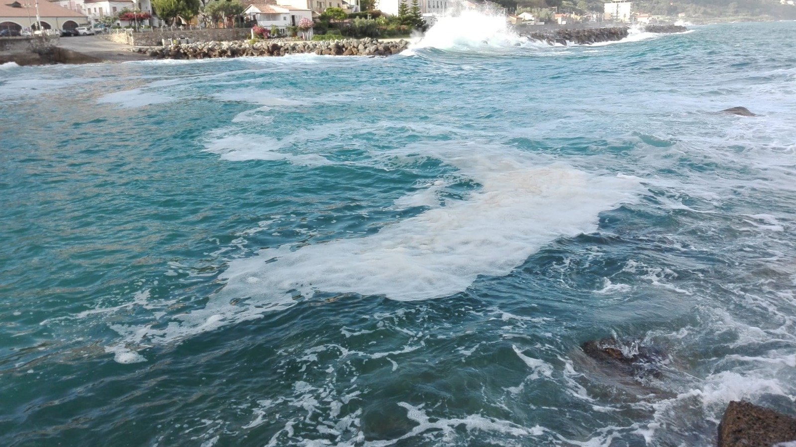 Mare sporco a Pizzo